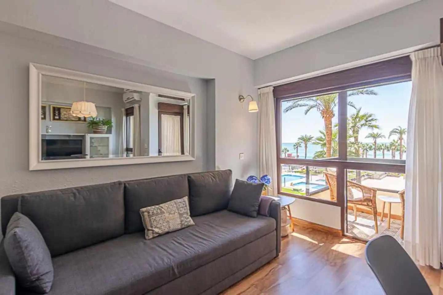 Encantador Apartamento En Primera Linea De Playa Benalmádena Exterior foto